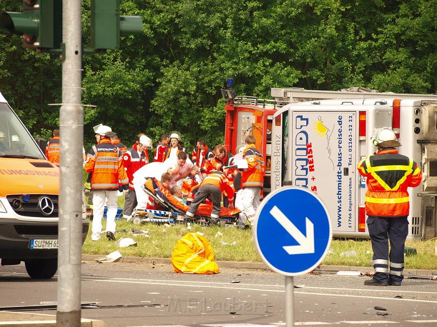 Schwerer Unfall mit Reisebus Lohmar Donrather Dreieck P099.JPG